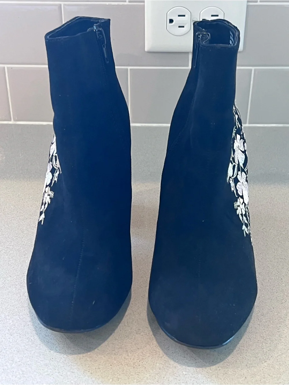 Black Embroidered Floral Loreida Ankle Boots Block Heel Side Zip Sz 9 Just Fab